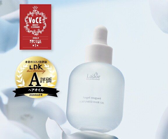 白い花びらの上に置かれたパフュームヘアオイル（エンジェルミュゲ）30ml。VoCE BEST COSME 2026.8 韓国ベスコス ヘアケア部門 第1位、LDK the Beauty A評価 ヘアオイル 2026年9月号